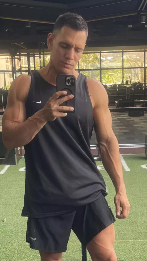 Do you like my veiny forearm ?