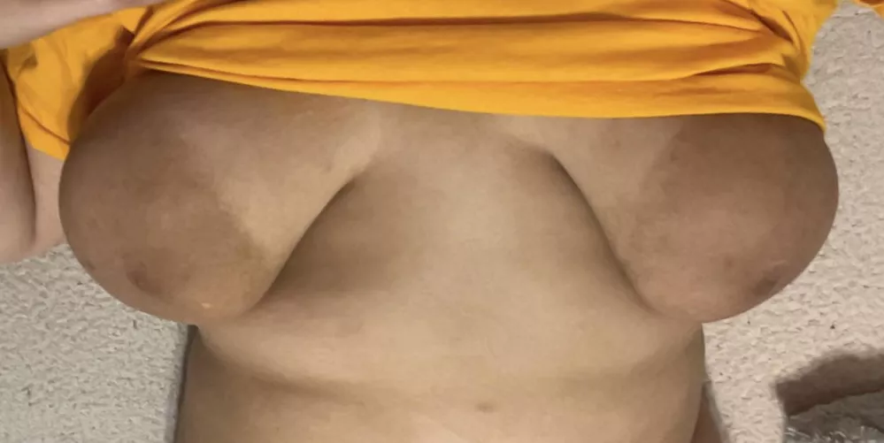 I want hubby on one titty and a girl on the other 🥰