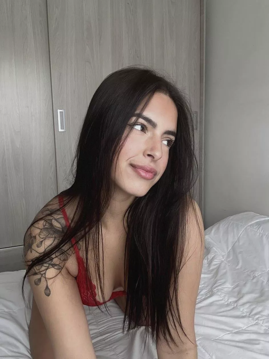 i'm a 18yo who never had a bf, u taking my v*rginity or cuddling w me?