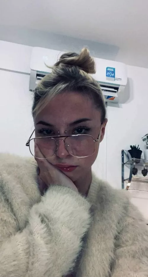 I'm lonely and horny, who will keep me company