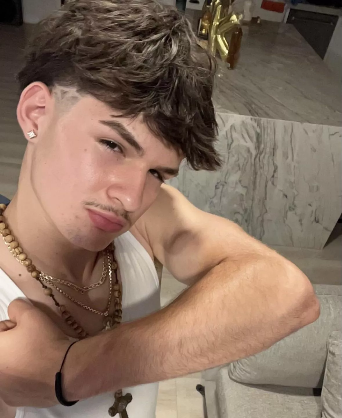 me and my small arms :3