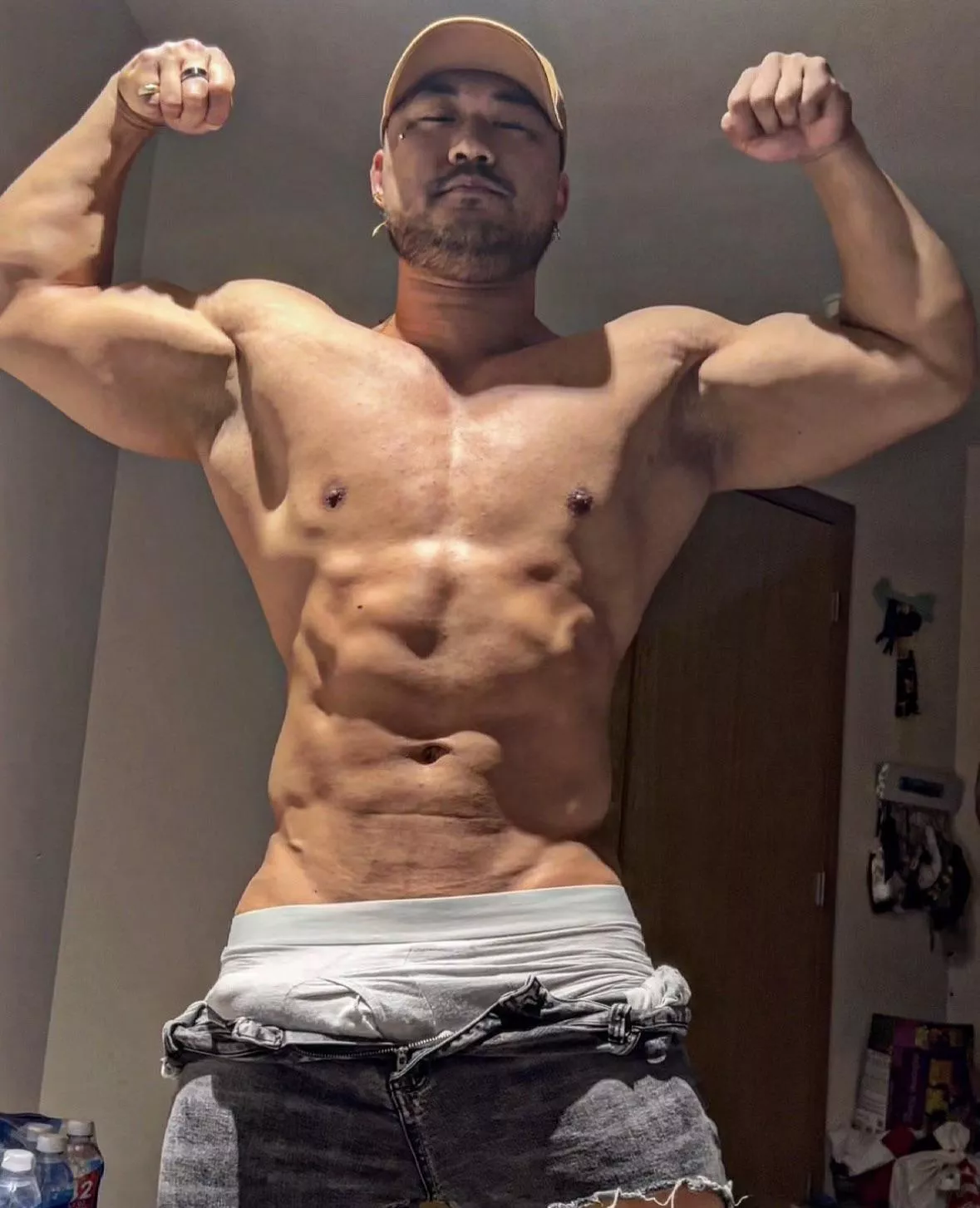 Musky and sweaty pits