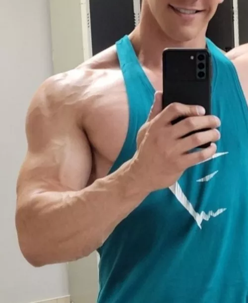 Quick selfie at the gym 💪🏼😁