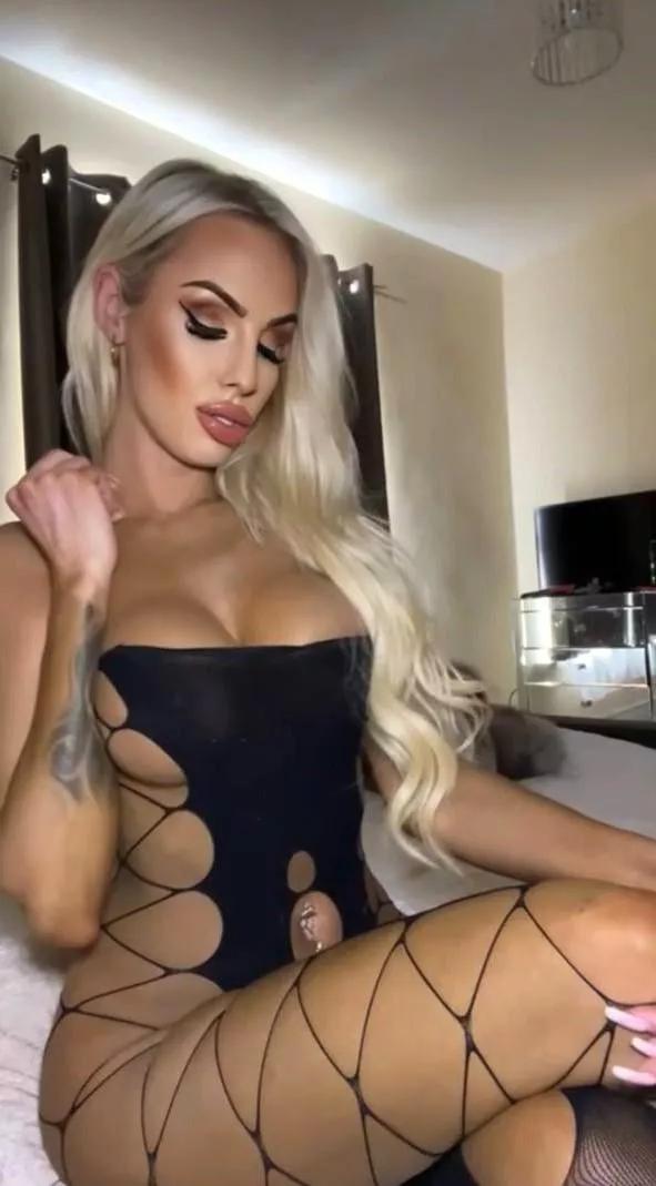 This bimbo curves was made for naughty things