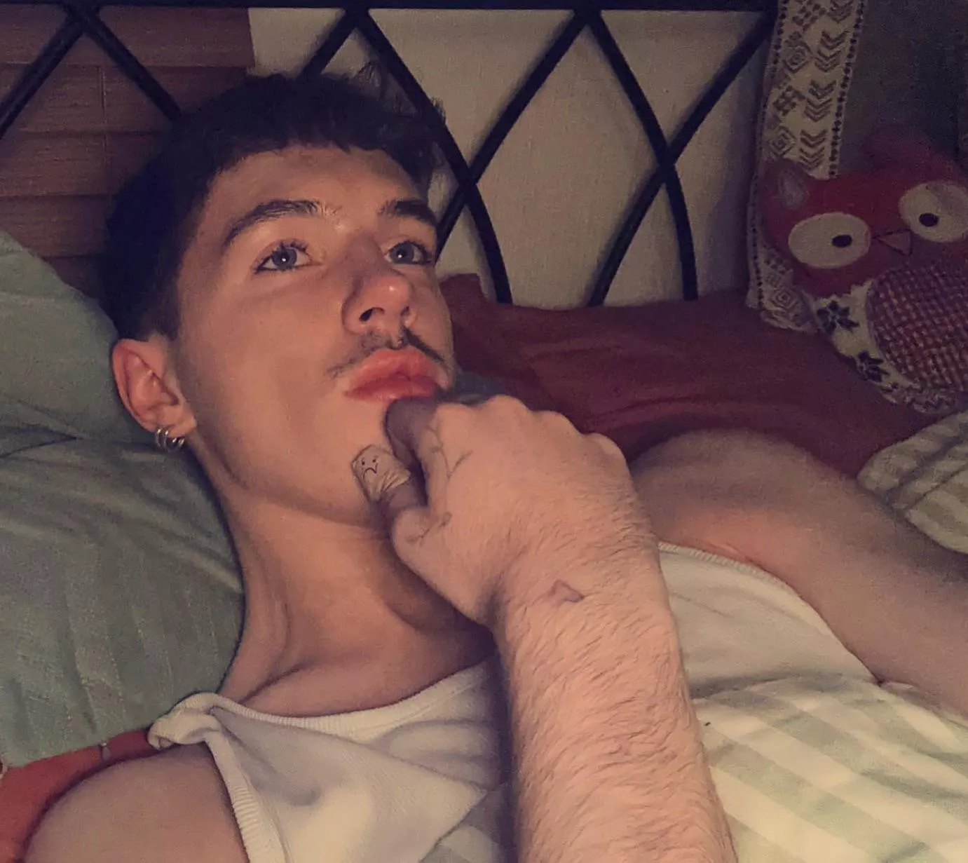 This English summer heat is so intense 😮💨 (zoom in on the thumb ❤️🩹) This English summer heat is so intense 😮💨 (zoom in on the thumb ❤️🩹)