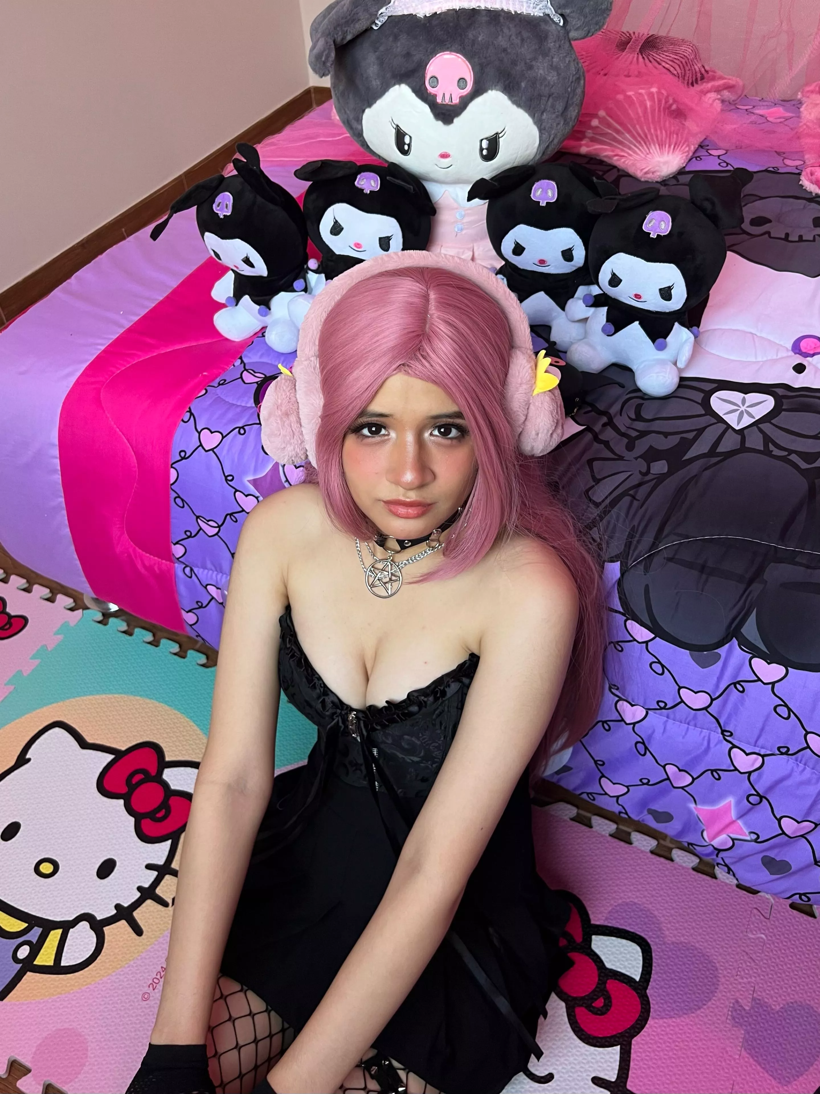 Hey cutie!~ 💗 Wanna see what's hiding underneath?~ 🖤 💜 Let me show you