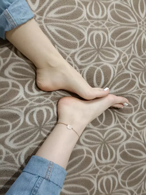 What shoes would look best on my feet?