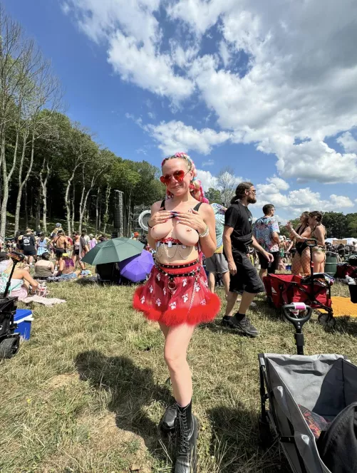 when the bass drops so do my titties 