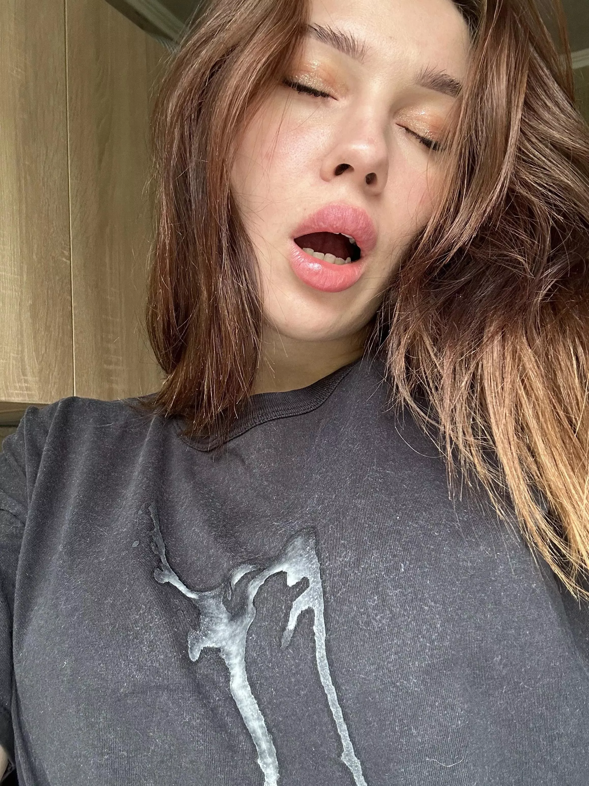 A guy from Tinder stained a fresh T-shirt right in the cafe toilet