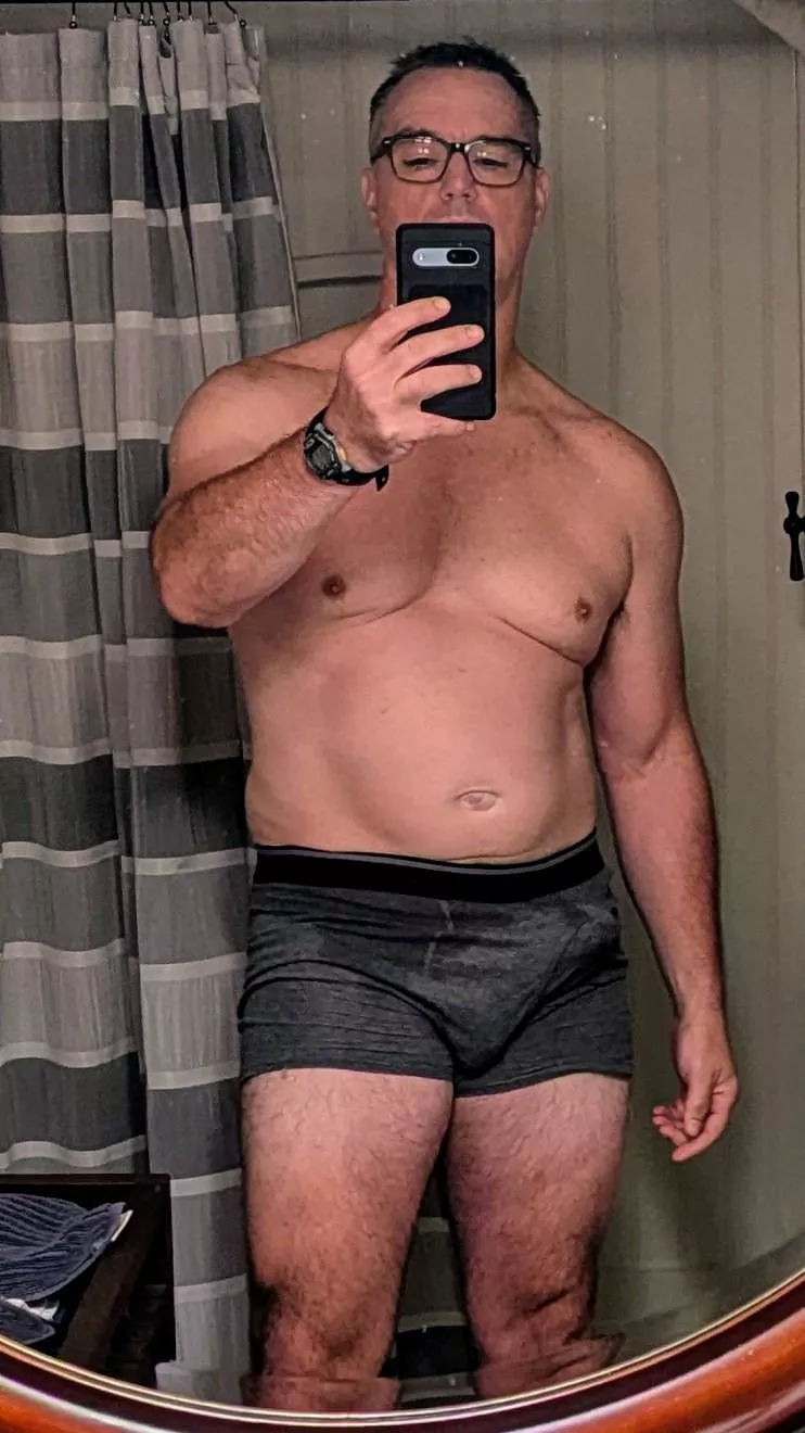 Girls, would this dad catch your eye at the pool? [52]