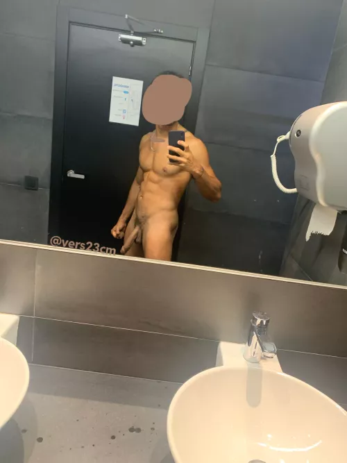 I woke up in this hostel so horny cause the guy sleeping next to me was naked