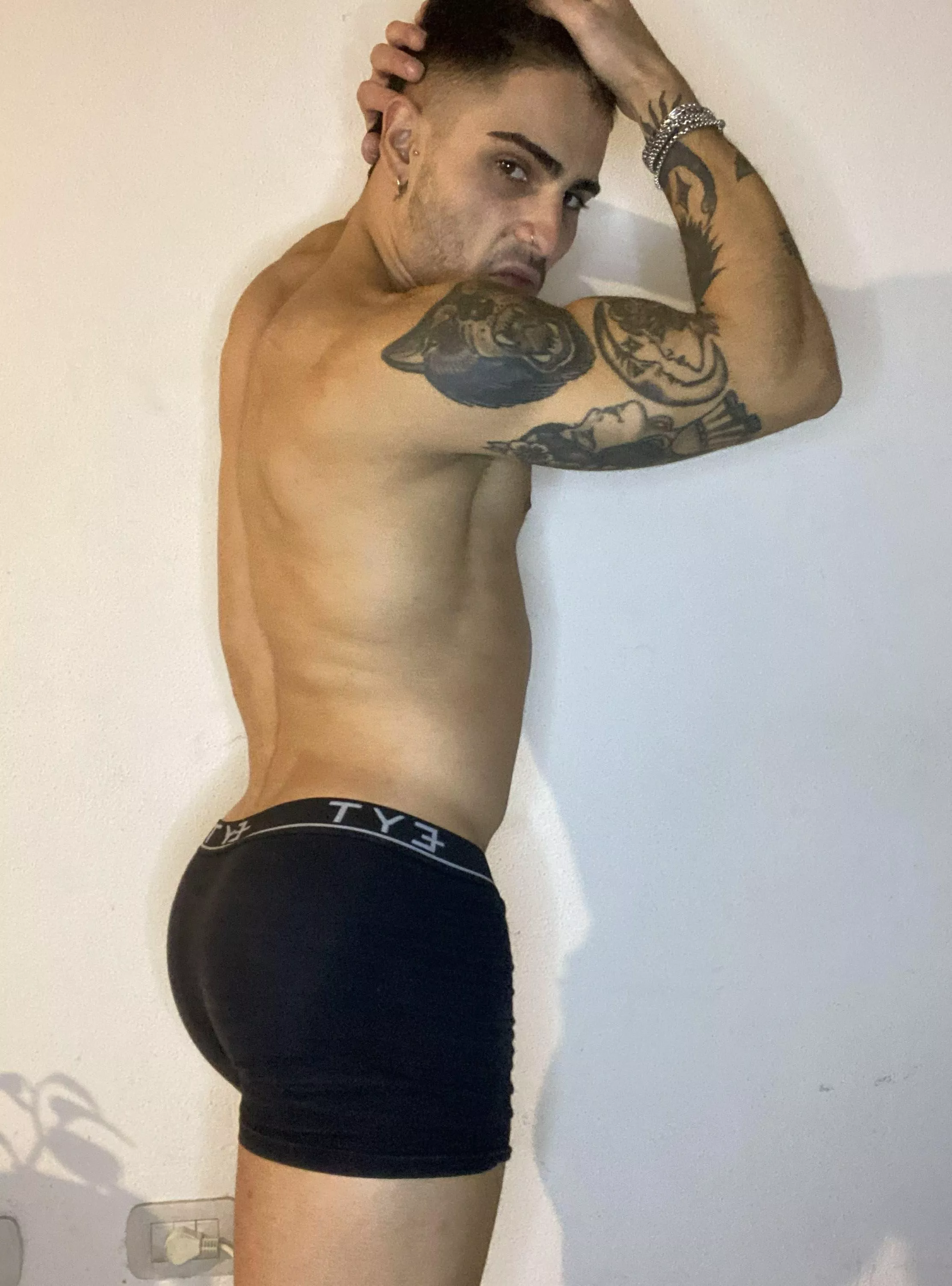 Mmmm, juicy soccer armpit.