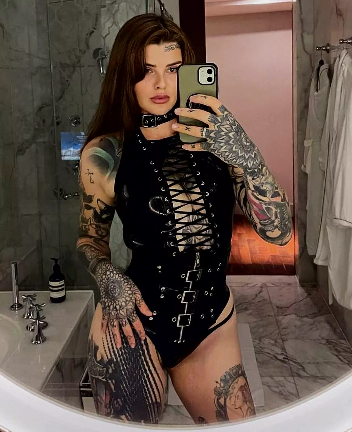 this outfit is perfect for a first date.