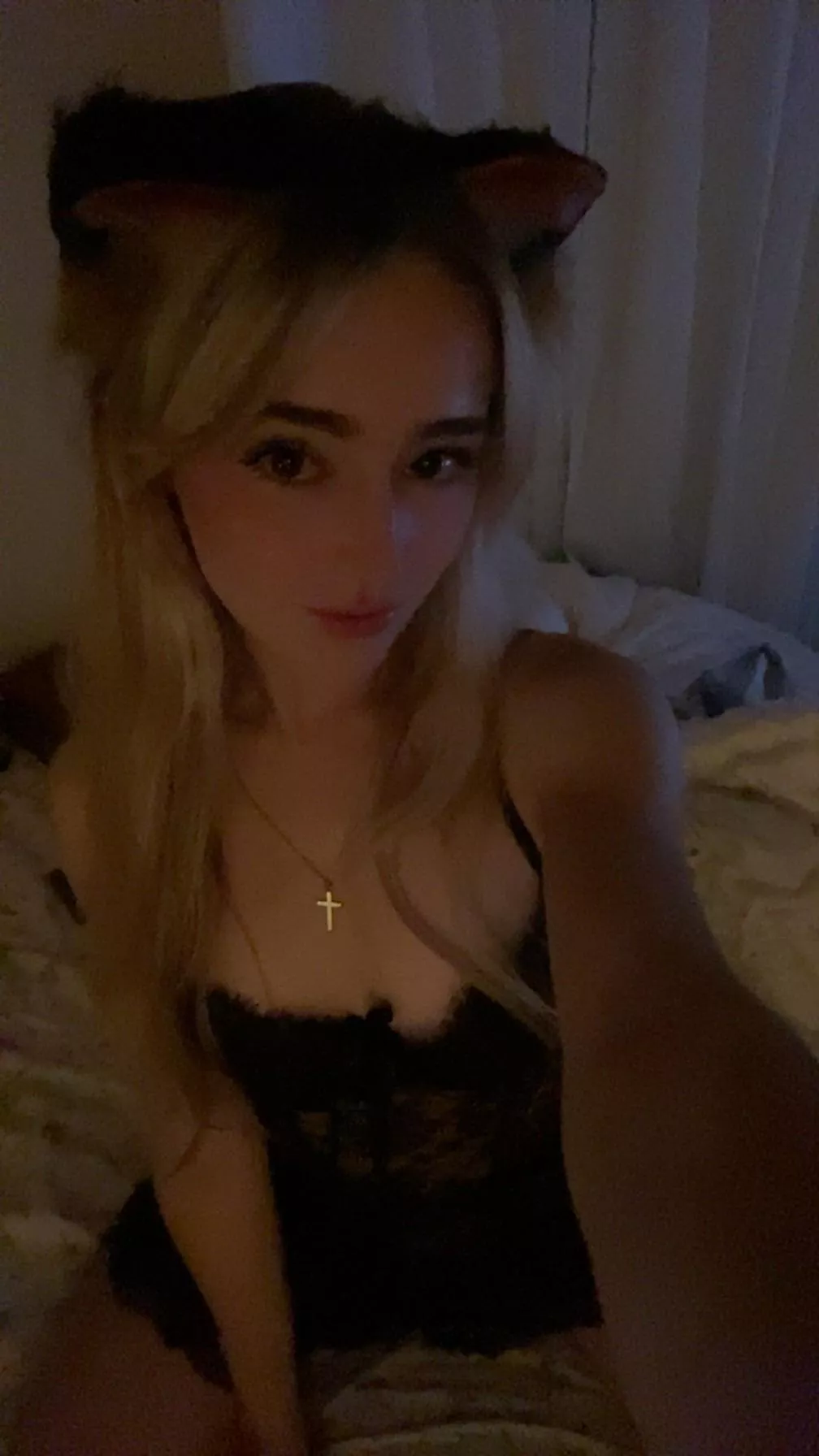 Waiting for you to come pet me… 