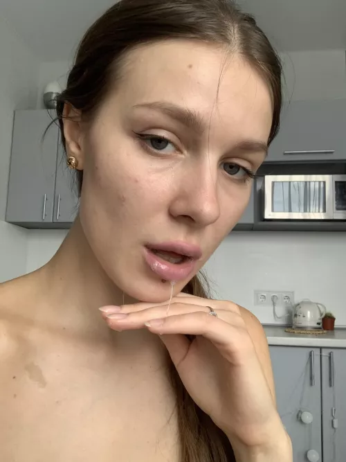 Your saliva is flowing out of my mouth because there is so much of it, let it flow out of my pussy too