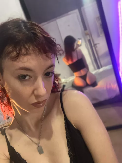 Do not look at the mirror!! 😜