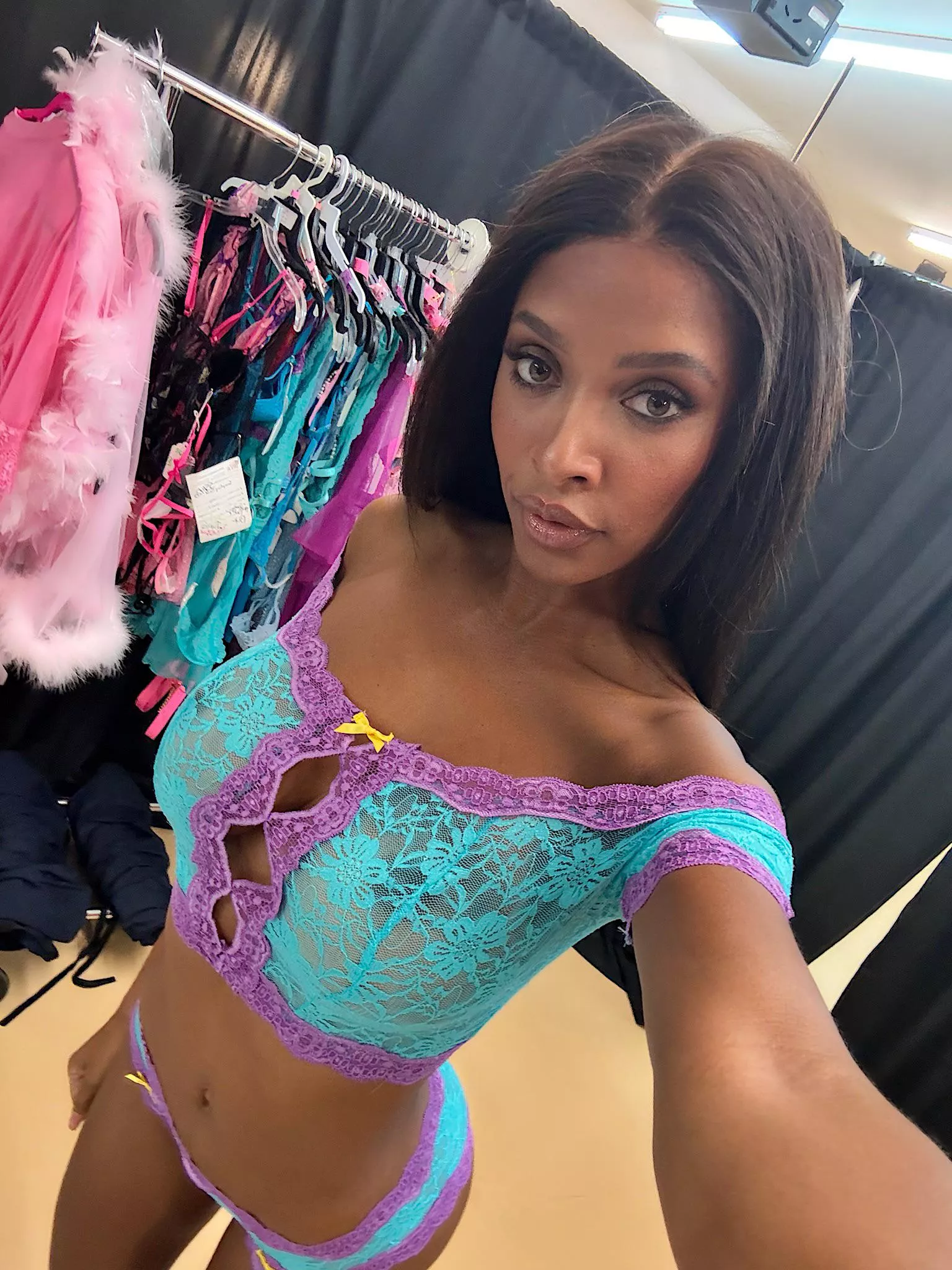 Tell me I’m ur special girl 