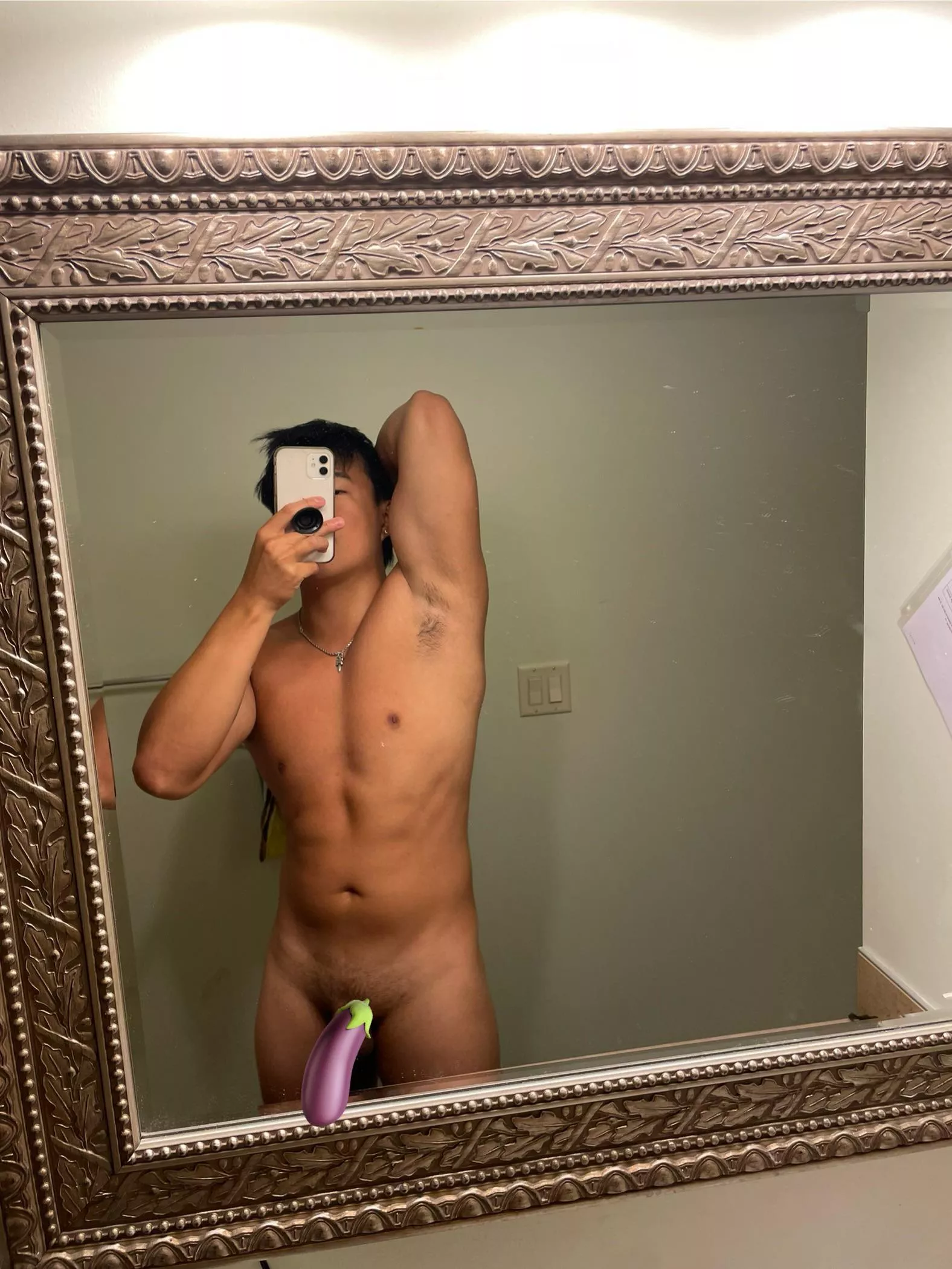 Trimmed or long armpit hair 😏