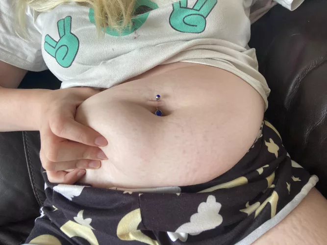 Who wants to do a online feed with my fat belly x