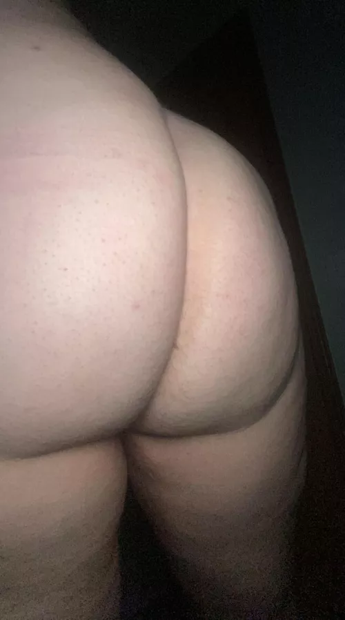Would love to see someone cum on my pics