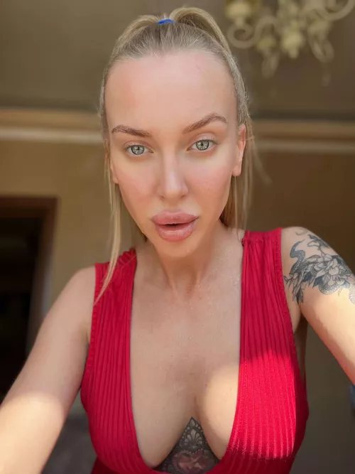 At work everyone appreciated my cleavage