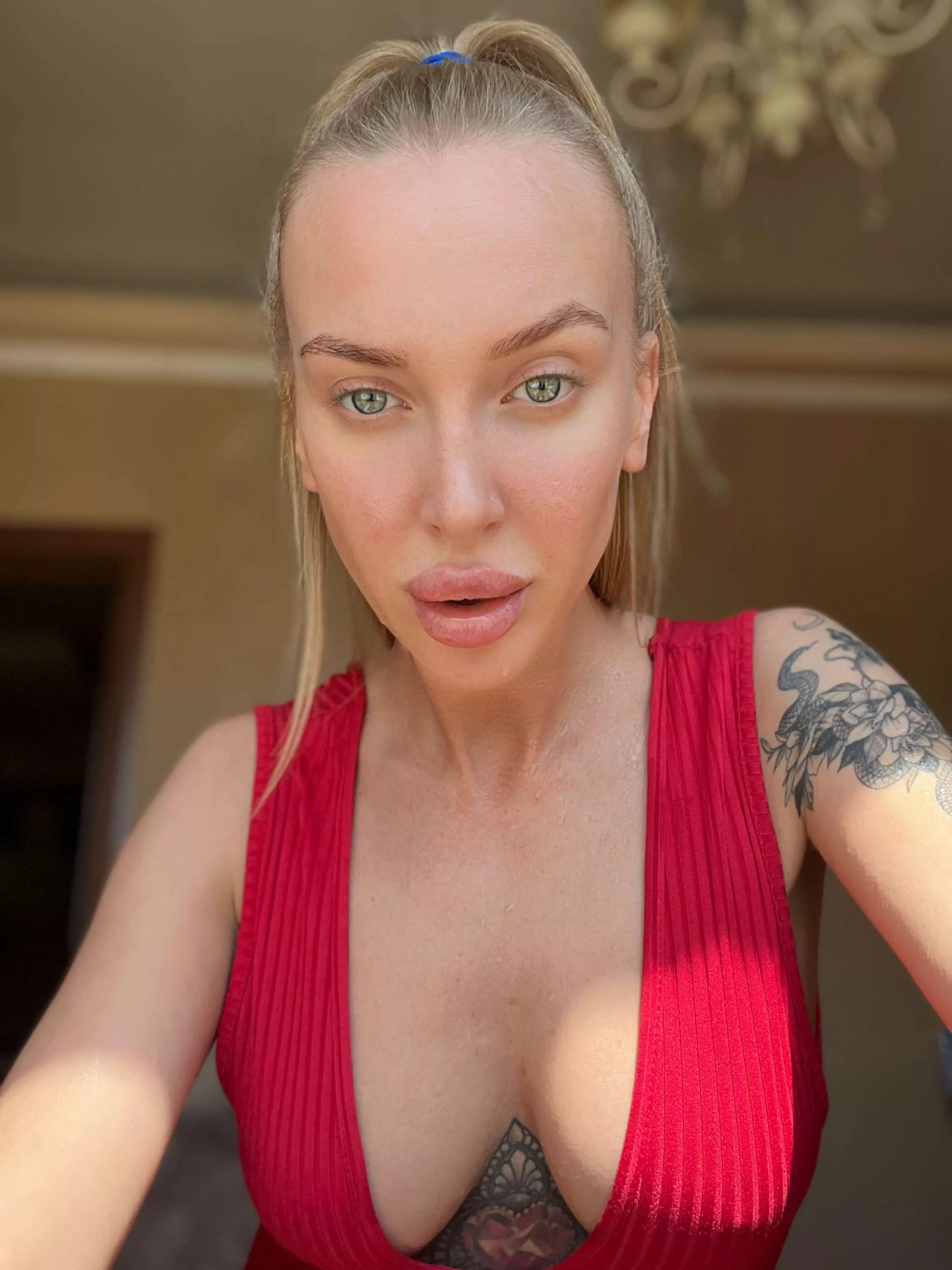 At work everyone appreciated my cleavage