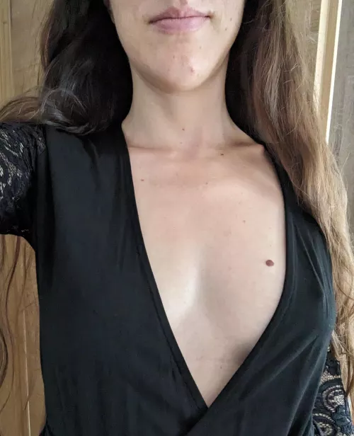 Big cleavage, small(ish) boobs