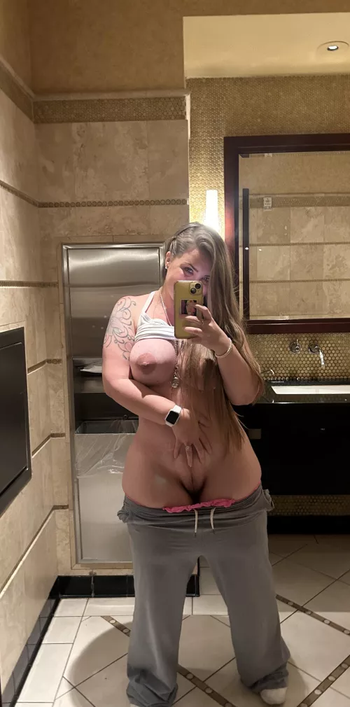 Curvaceous mom bod (f) with a phat kitty 