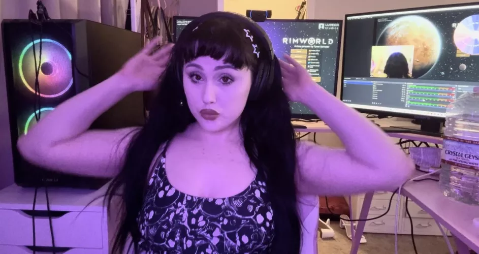 Emo girls are cutest when cumming <3