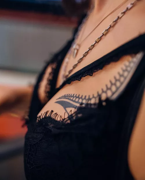 Sharing a little sideboob action 😈✨. What do you think—does this hit the spot or just tease? I'd love to hear your thoughts and see how you rock a little side show! 😉🔥💋