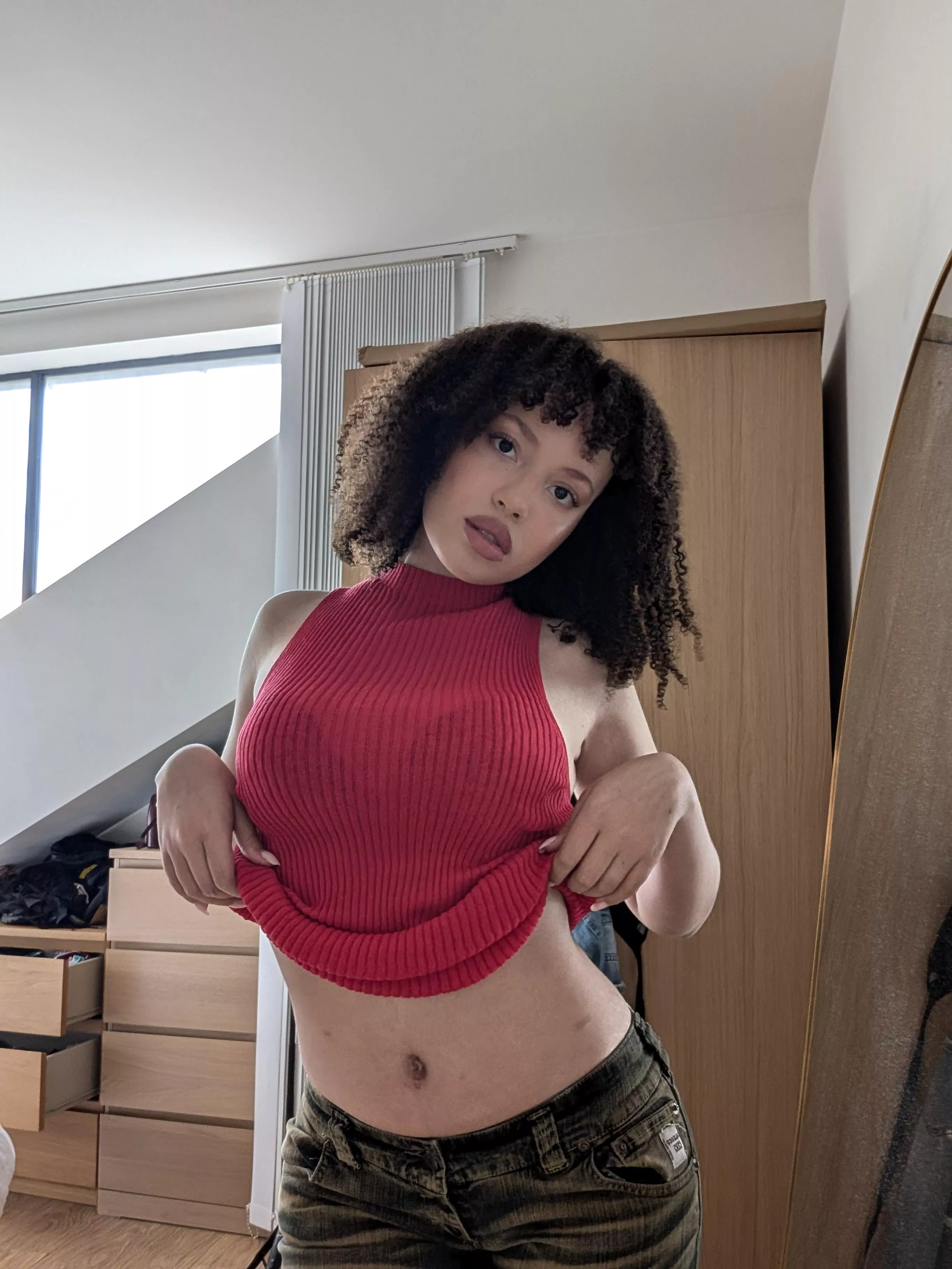 Who can resist looking at me?