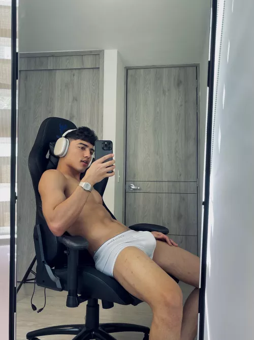 Would you keep the sexy selfies I send you as a secret? (18yo)