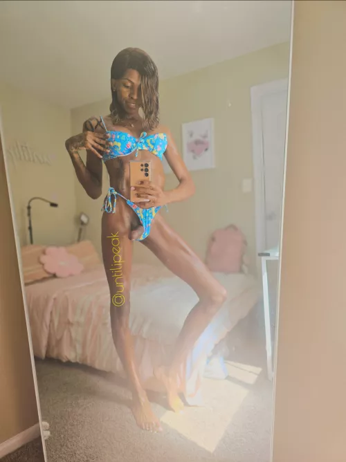 I don't have sunscreen but I could give you something else👙🤭