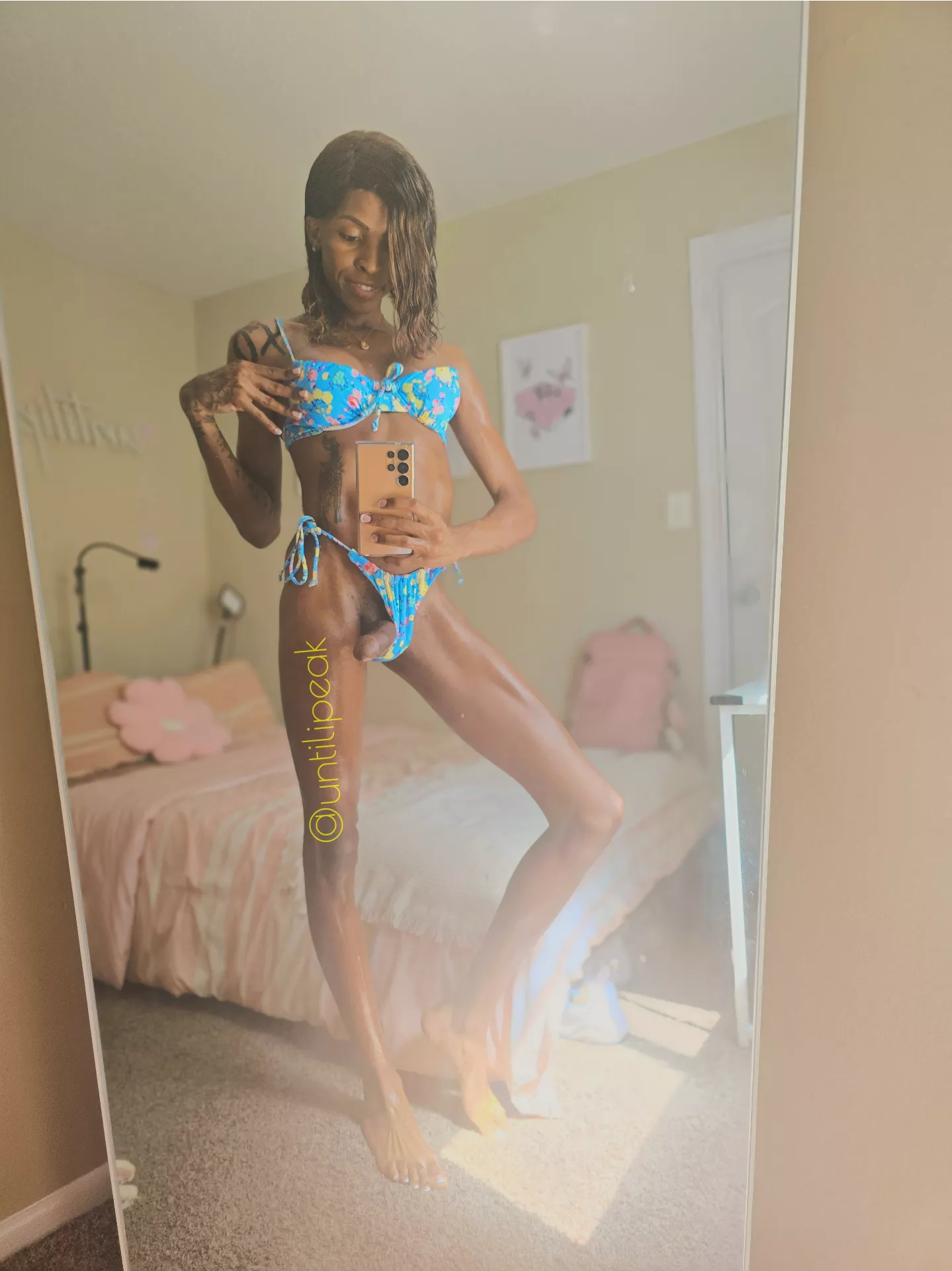 I don't have sunscreen but I could give you something else👙🤭