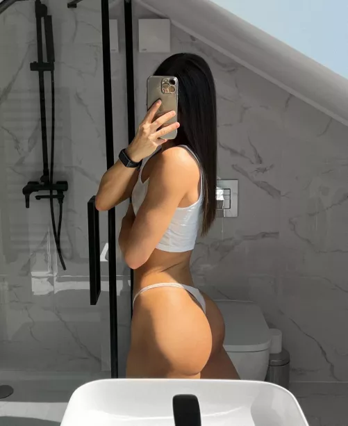 Lina - (@linasphysique)