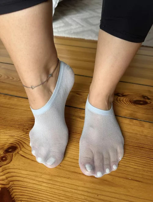 Suck in those toes! [F]