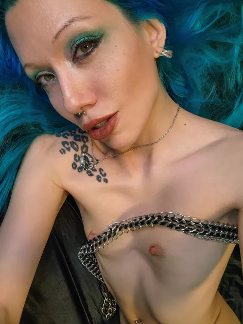 Tell me do you prefer my eyes, lips or petite titties? 😘