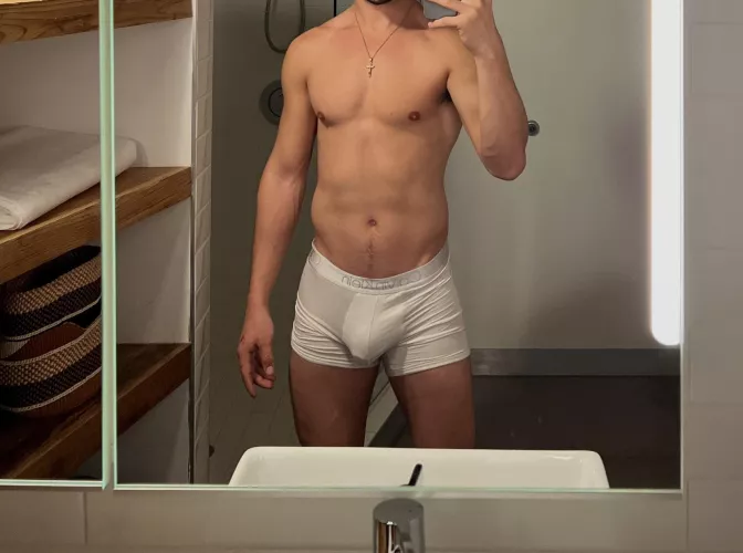 28 m USA. Working from home. Dl curious. Masc fit. Into other fit guys. Hot dads. Armpits are hot. Kinky. Dm me