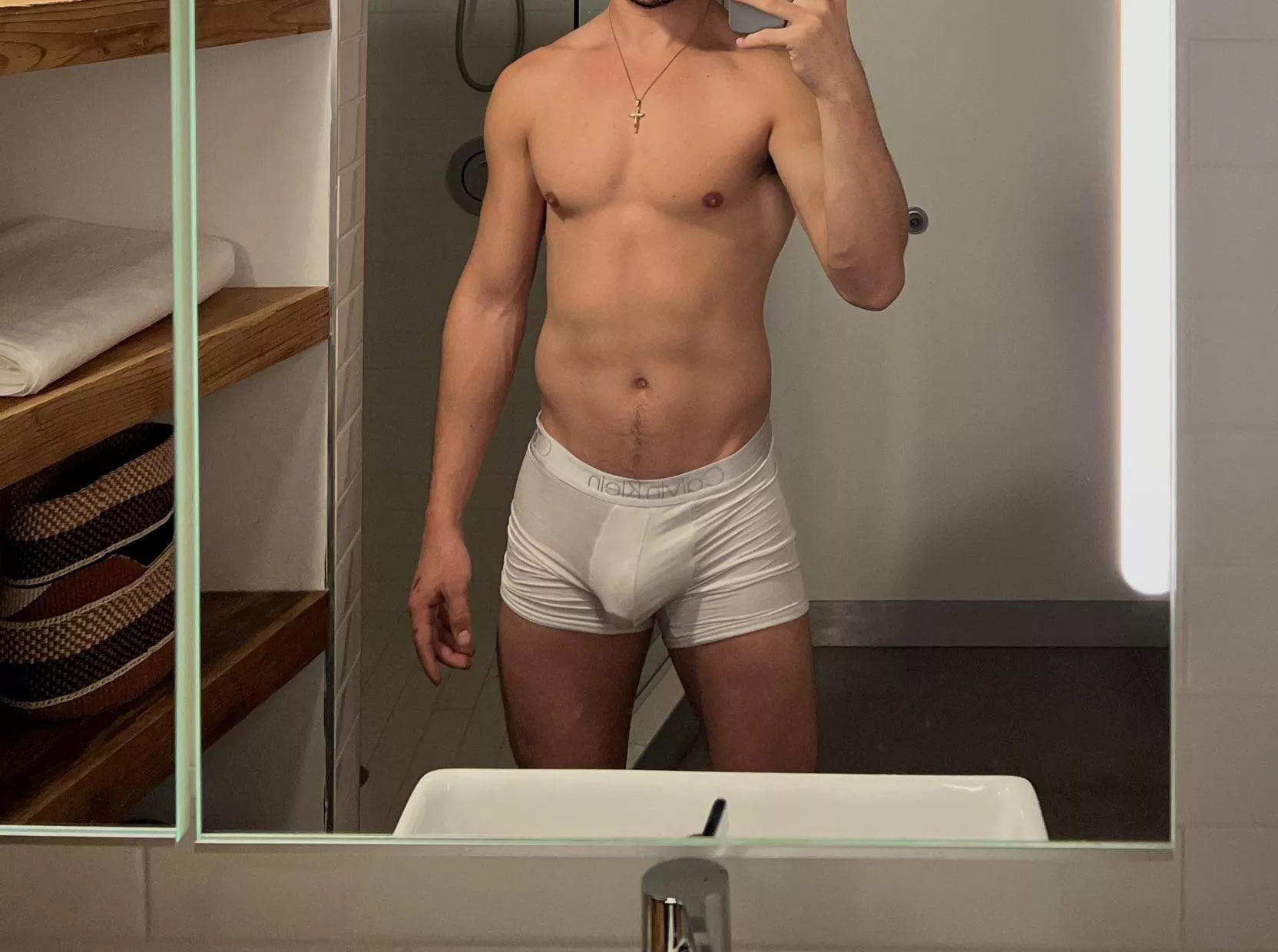 28 m USA. Working from home. Dl curious. Masc fit. Into other fit guys. Hot dads. Armpits are hot. Kinky. Dm me