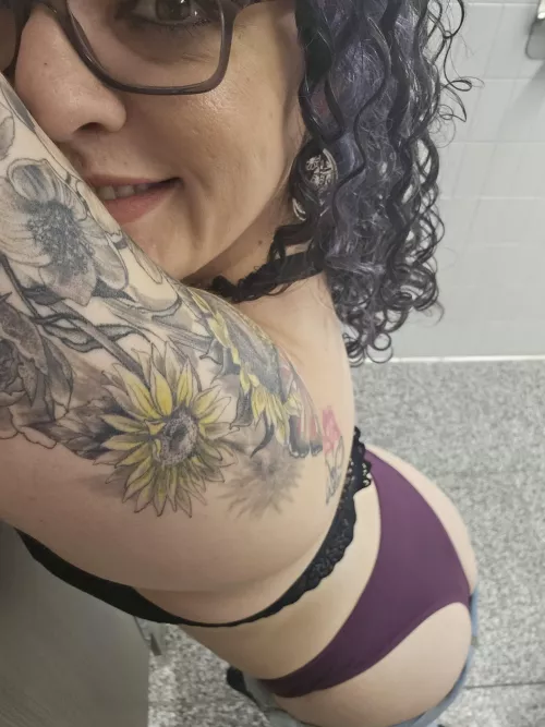 Back in the office, letting the 🍑 have a moment to shine 