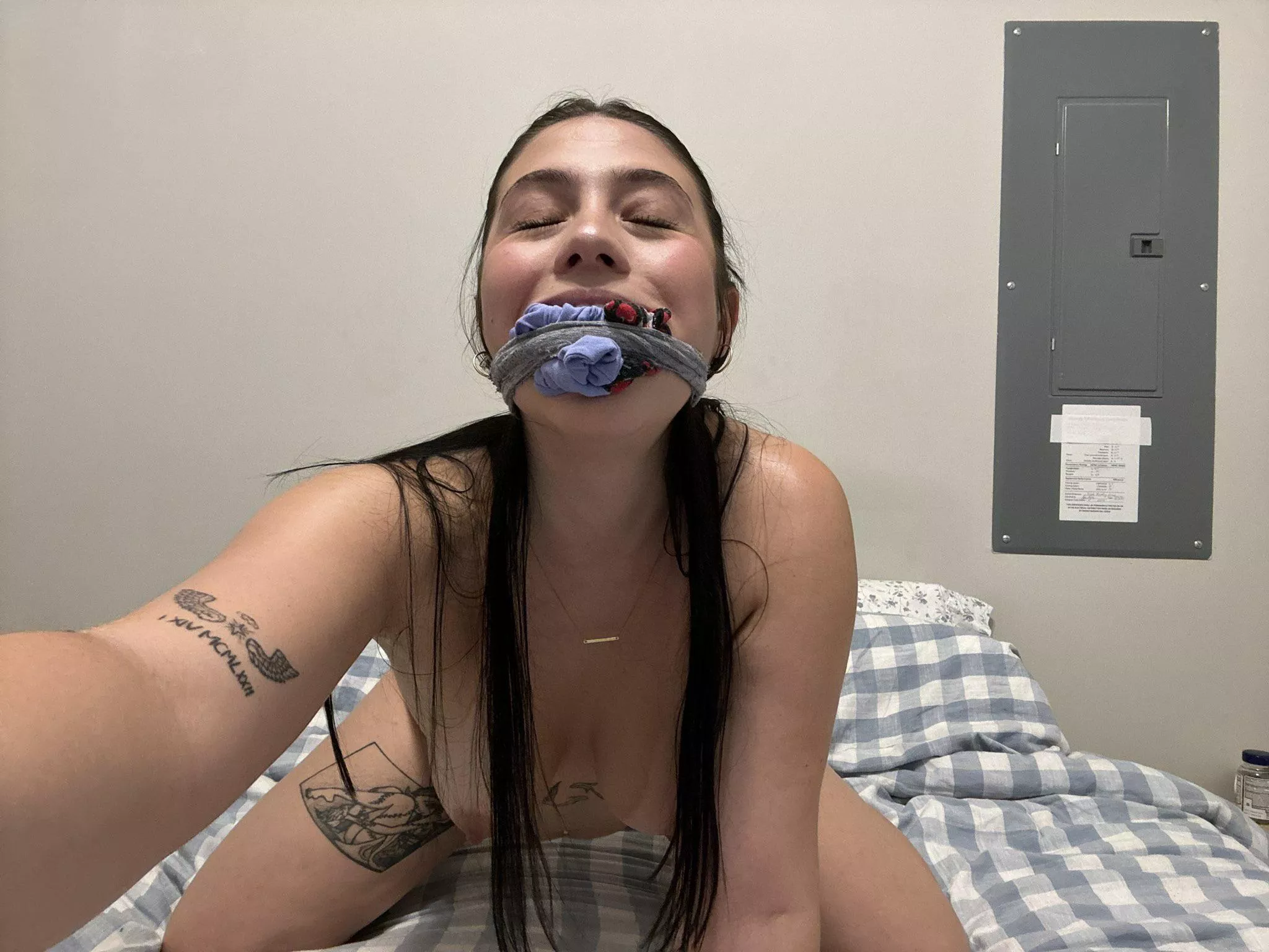 how many pairs of dirty panties do you think I fit in my mouth?🤭