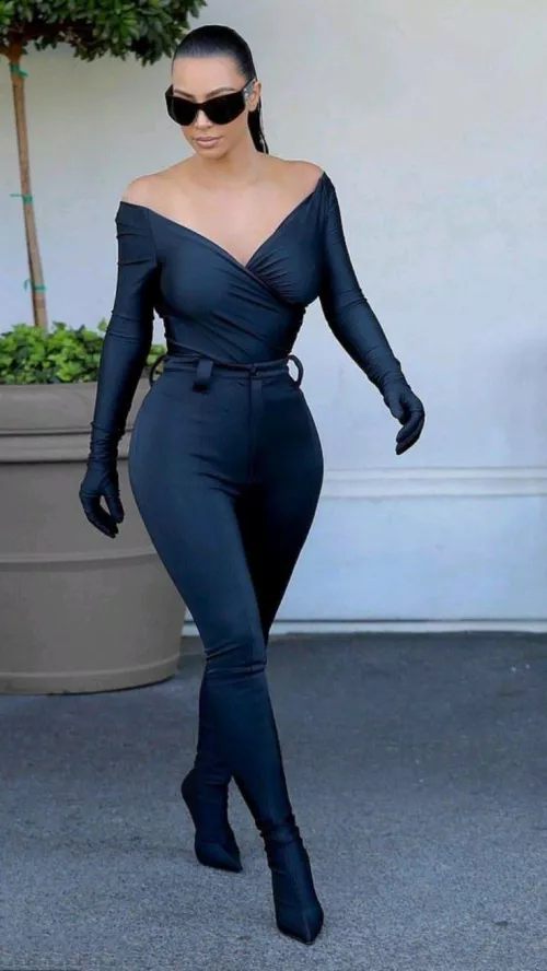 Kim in black 🔥🔥