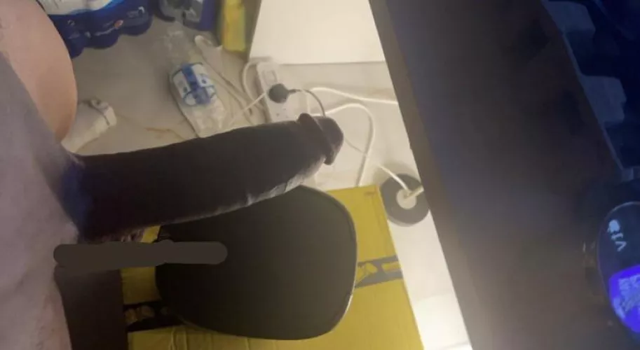 wanna get under my desk and suck my cock while im gaming? (24)