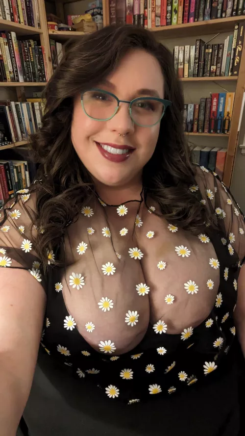 Women who lead, read. 🤓📚