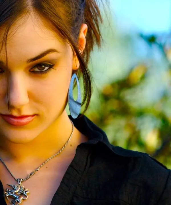 intense look, captivating beauty