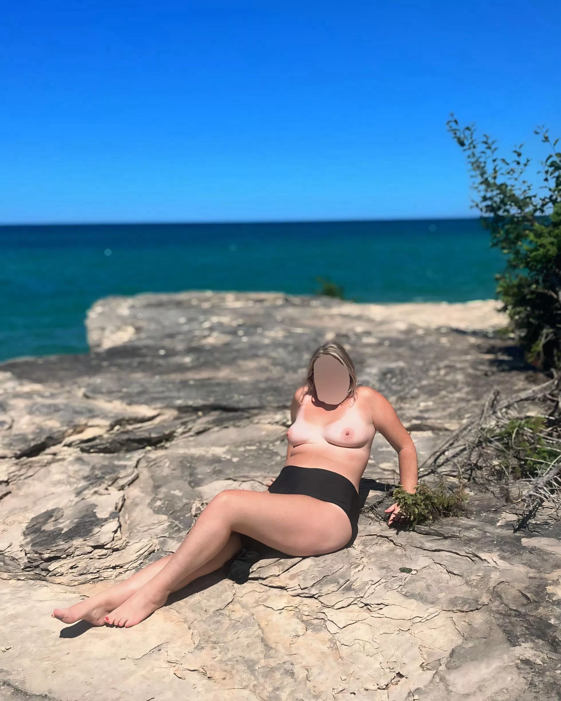 Working on some tanlines🌞