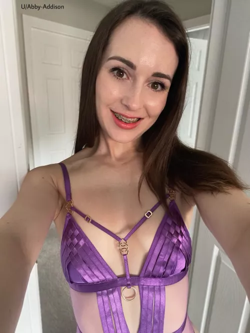 Happy Monday to all who like to jerk off to girls with braces. 