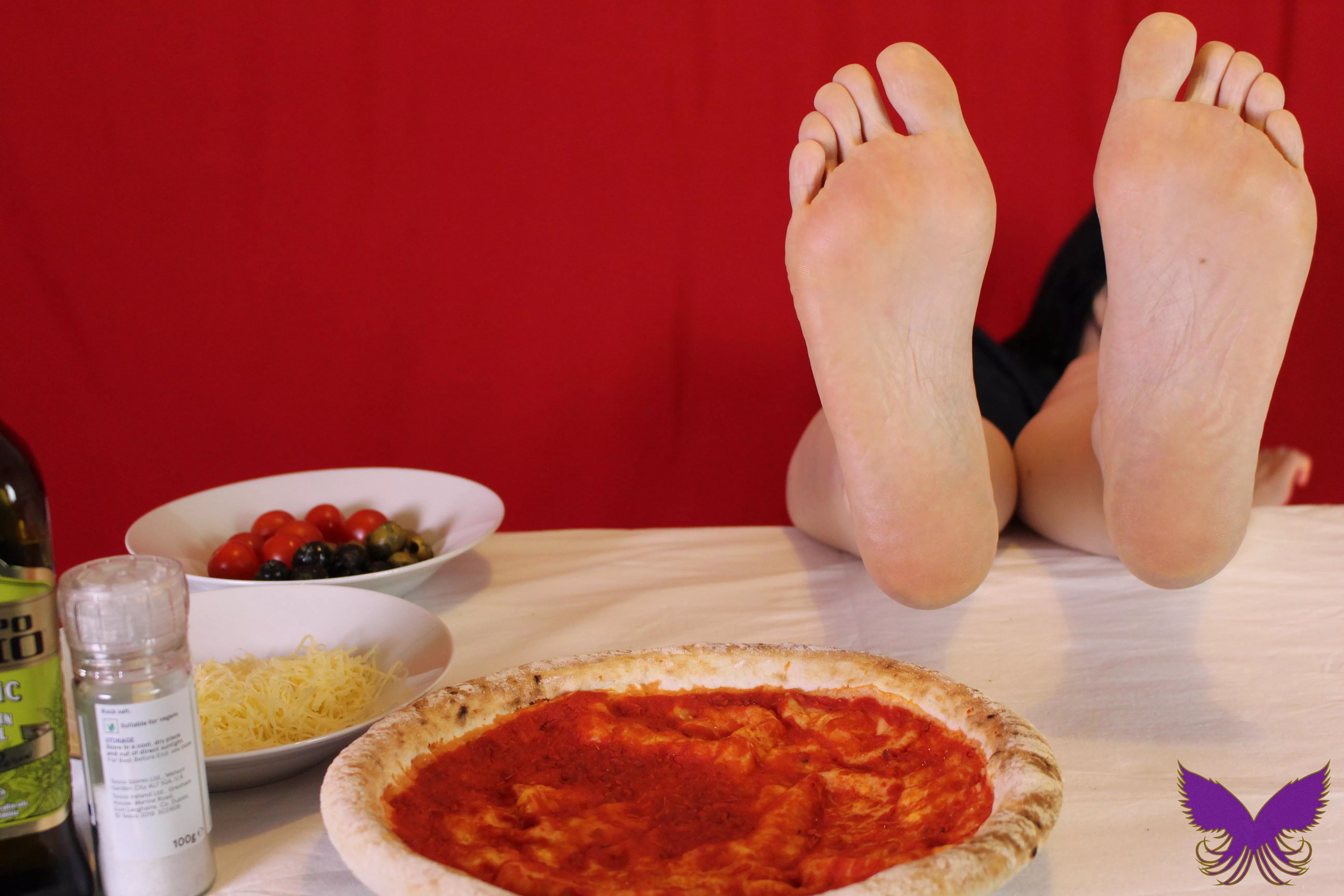 Pre-mess tease - Waiting on the Feet-za! (actual mess to come)