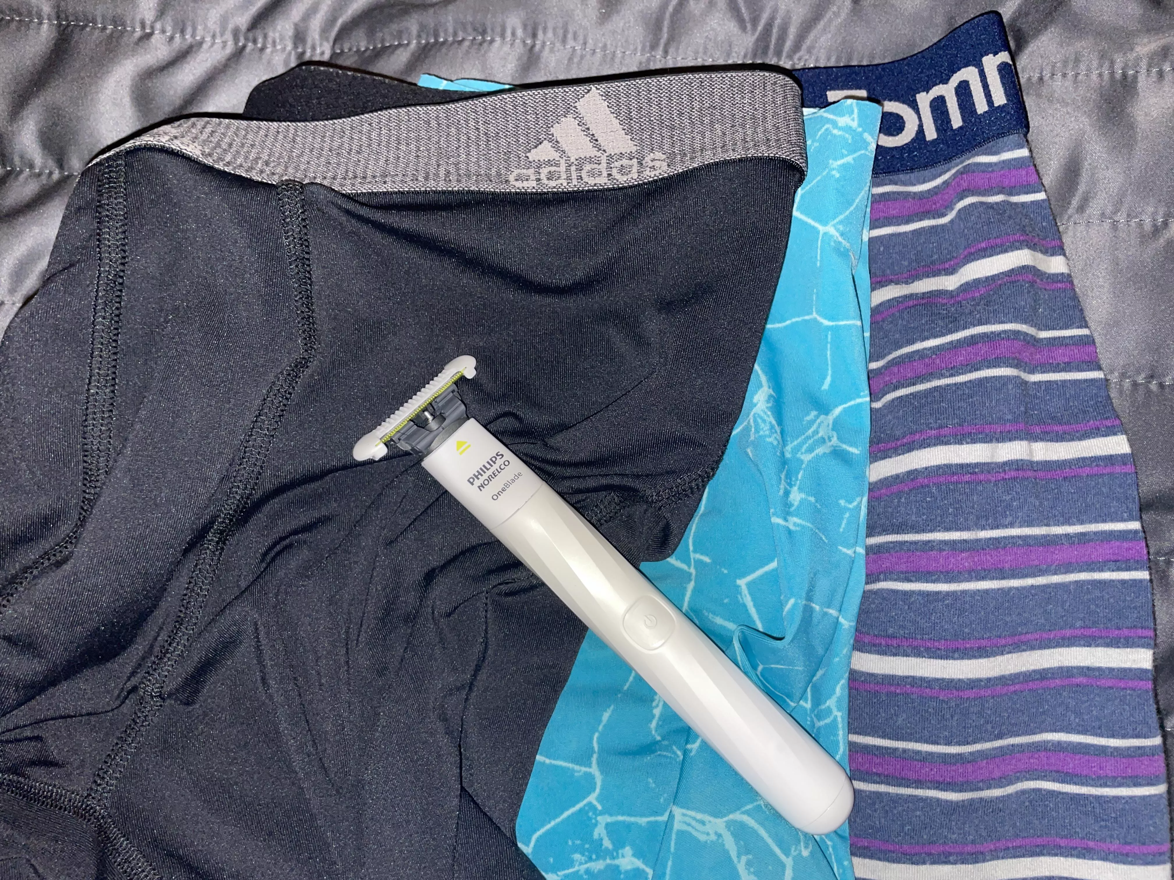 (21) Which is most appropriate for gym, school, and date night? 