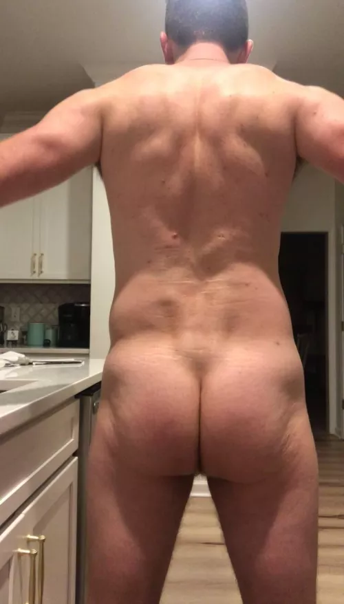 [33] Ladies, who here loves a well defined butt on a guy?!